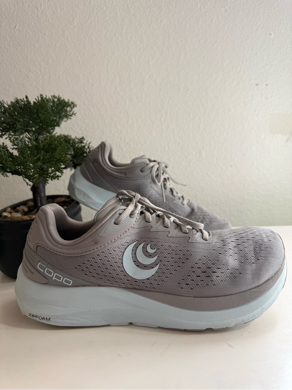Topo phantom 3 Women size 9.5 Gray Neutral Running Shoes